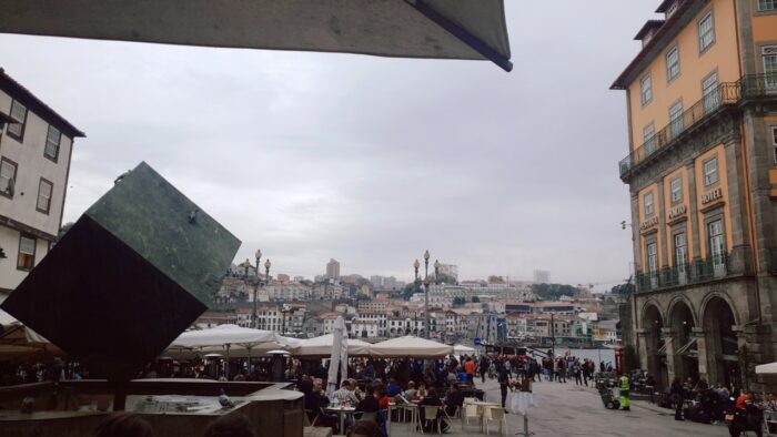 A relaxing afternoon at the Douro River in Praça da Ribeira, during my trip to the beautiful port city of Porto, Portugal in 2019.(2019년 포르투갈 포르투 여행 중 리베이라 광장 도루강변에서 즐기는 여유로운 오후)